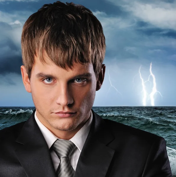 Retrato de um homem de negócios sério sobre o céu escuro tempestuoso Fotografia De Stock