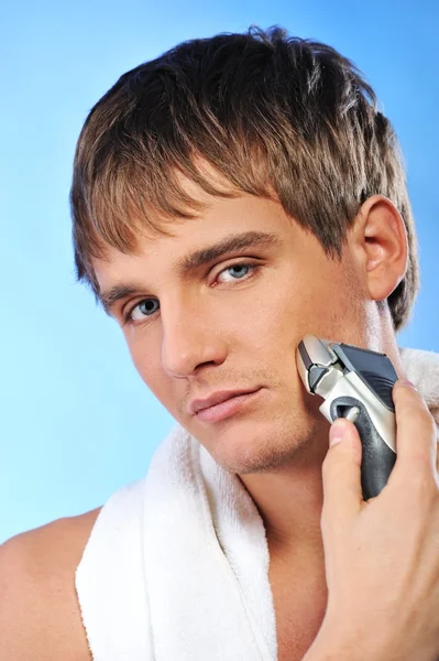 Yakışıklı genç adam tıraş oluyor. Stok Fotoğraf
