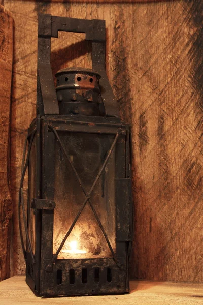 火のともったろうそくと古いランプ — ストック写真