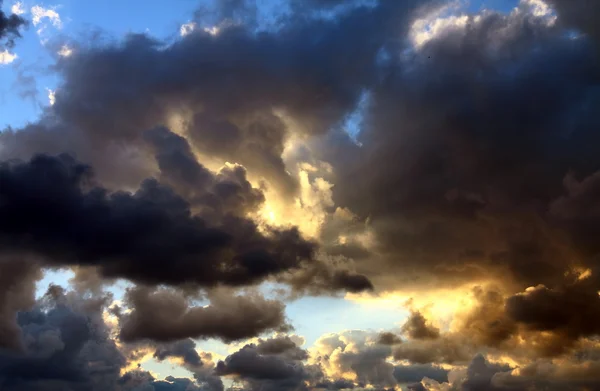 暗い空の雲で覆われています。 ロイヤリティフリーのストック写真