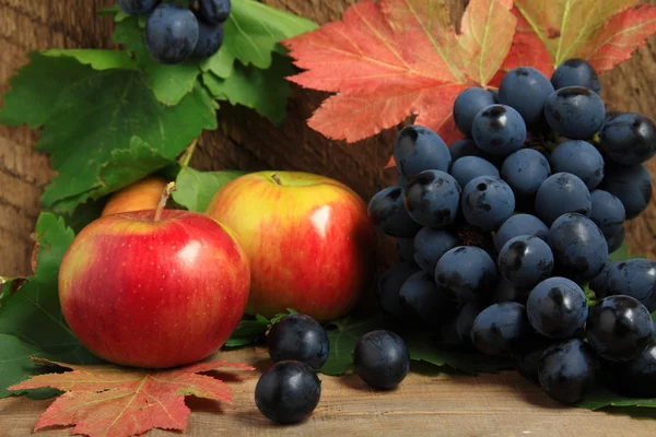 Спелые яблоки и гроздь винограда Лицензионные Стоковые Фото