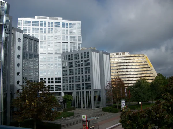 Bürogebäude im Geschäftsviertel der Stadt — Stockfoto