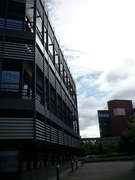 Edificio per uffici nel quartiere degli affari della città — Foto Stock