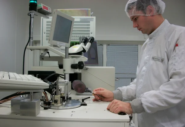 The operator of the measuring station with the silicon wafer — Stok fotoğraf
