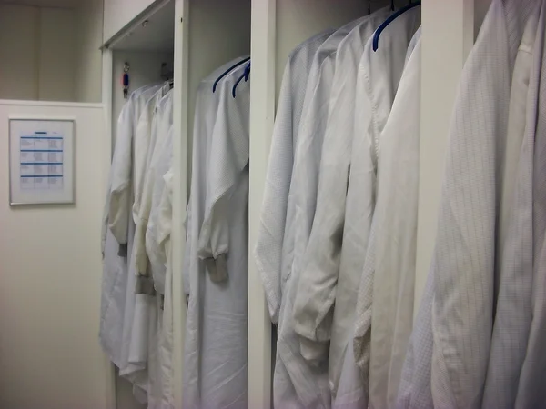 Hangende kitel in de kleedkamer — Stockfoto