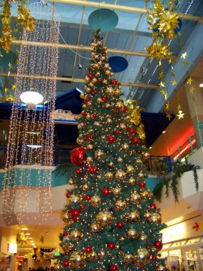 büyük süslenmiş Noel ağacı kürk