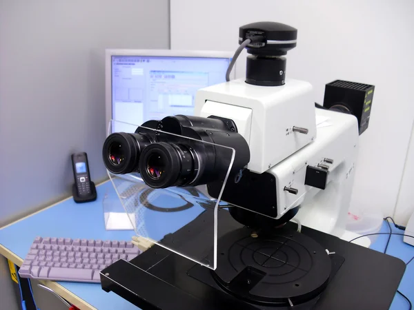 Werkplek met een Microscoop — Stockfoto