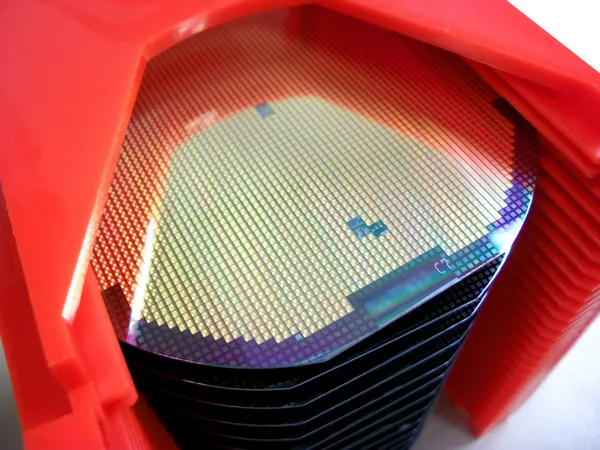 Bolachas de silicone em um transportador — Fotografia de Stock