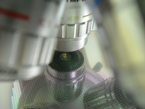 Wafer de silicone sob o microscópio — Fotografia de Stock