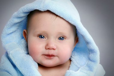 yakın çekim yumuşak mavi hod içinde bir bebek portresi
