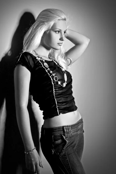 Гламурные молодые женщины в черной рубашке и джинсах — стоковое фото