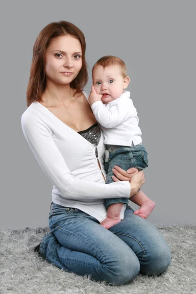 Мать с ребенком в руках — стоковое фото
