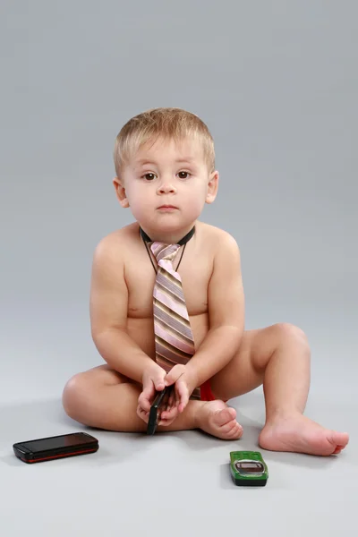 Niño en corbata habla con el teléfono celular —  Fotos de Stock