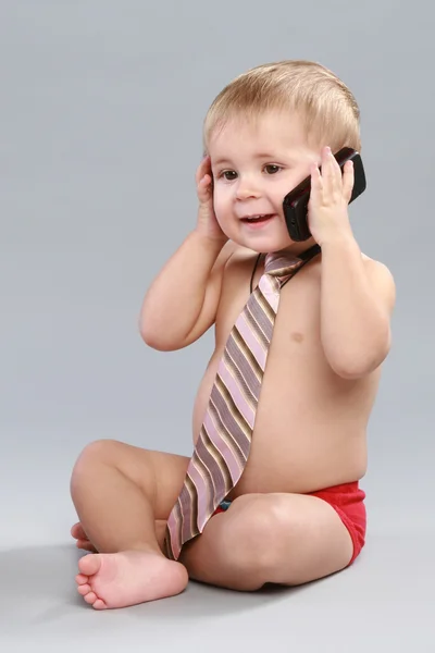 Mały Chłopiec Krawat Mówi Telefon Komórkowy Szarym Tle — Zdjęcie stockowe