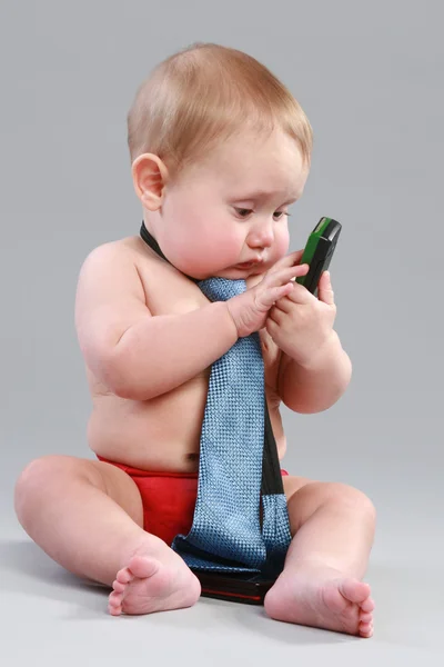 Niño en corbata jugar con el teléfono celular —  Fotos de Stock