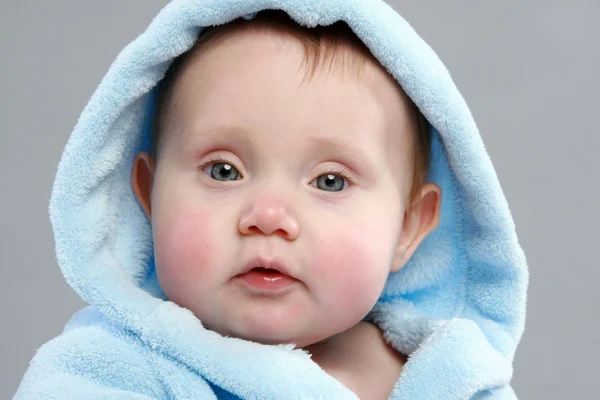 Adorable Bebé Niño Albornoz Azul Sobre Fondo Gris — Foto de Stock