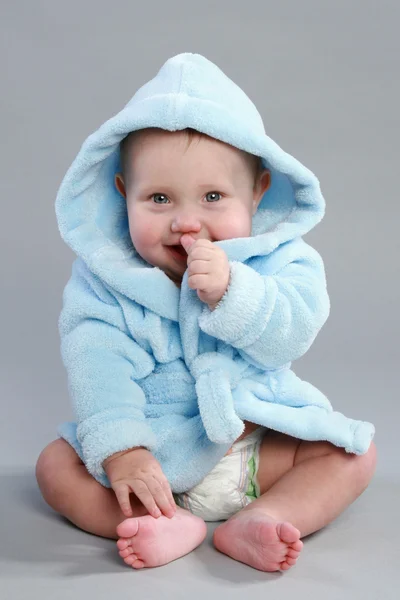 Uroczy Chłopczyk Niebieski Szlafrok Kapturem — Zdjęcie stockowe