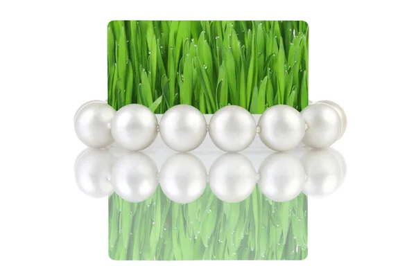 Perles avec carte cadeau vert créatif sur fond blanc — Photo