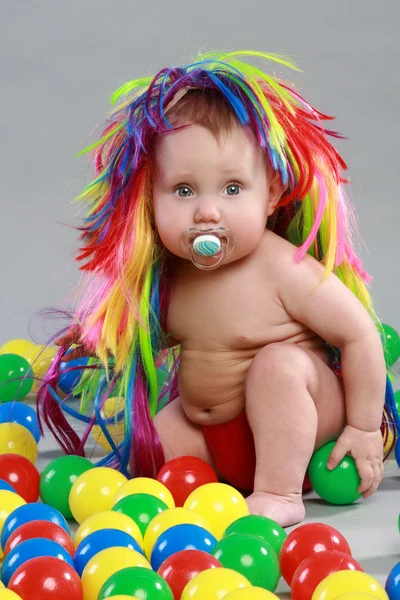 Niño Con Las Bolas Colores Sobre Fondo Gris —  Fotos de Stock