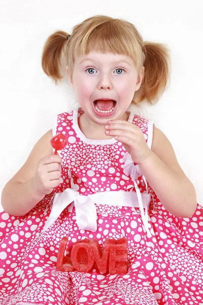 Ευτυχισμένη Κοριτσάκι Κόκκινο Κερί Άσπρο Φόντο — Φωτογραφία Αρχείου
