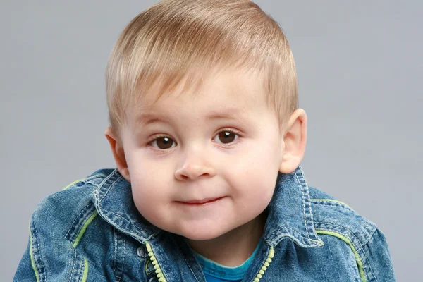 Красивый Портрет Мальчика Крупным Планом Сером Фоне — стоковое фото