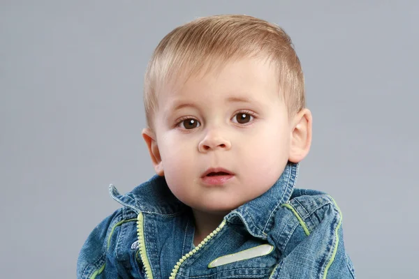 Adorable chico primer plano retrato —  Fotos de Stock