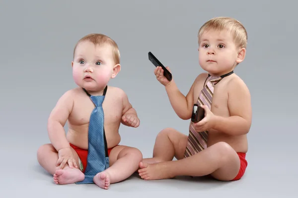 Due Giovani Uomini Affari Con Telefoni Cellulari Cravatta Sfondo Grigio — Foto Stock