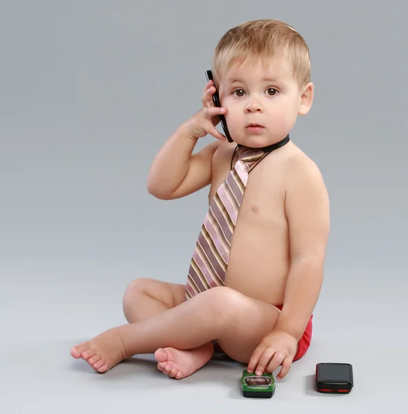 Mladý podnikatel mluvit na mobil v kravatě — Stock fotografie