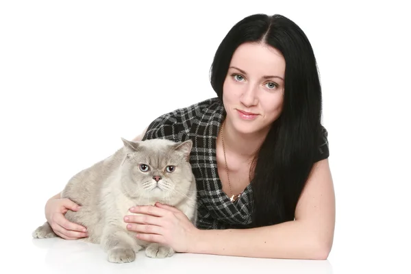 Donna attraente con un gatto — Foto Stock