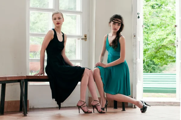Zwei schöne Frauen im Sommerhaus — Stockfoto