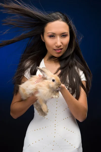 Vacker kvinna med kanin — Stockfoto