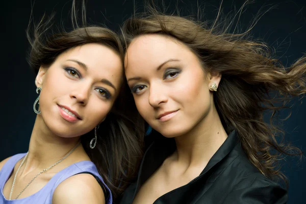 两个美丽的女人用吹头发的肖像 — 图库照片