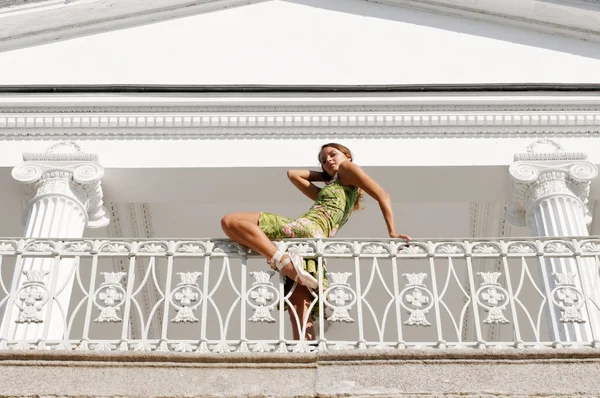 Jovem Bela Bailarina Está Dançando Palácio Livre — Fotografia de Stock