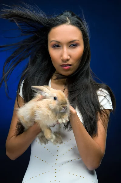 Vacker asiatisk kvinna med kanin — Stockfoto