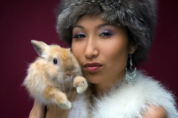 Hermosa mujer con conejo — Foto de Stock