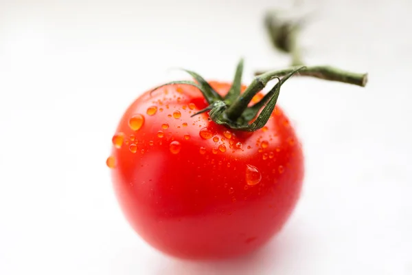 Tomate rojo fresco con gotas de agua — Foto de Stock