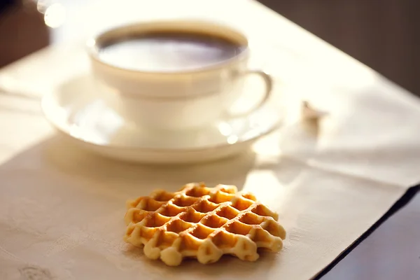 Hot coffee with wafers — Stock Photo, Image