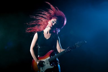 Kızıl saçlı kız gitarist