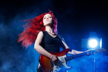 Kızıl saçlı kız gitarist