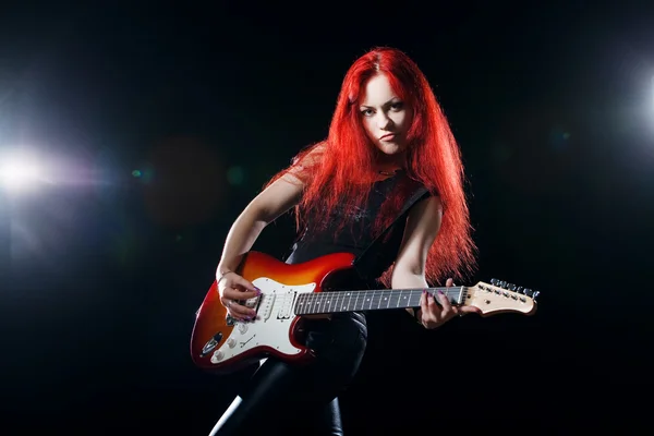 Red-haired girl the guitarist — Stock Photo, Image