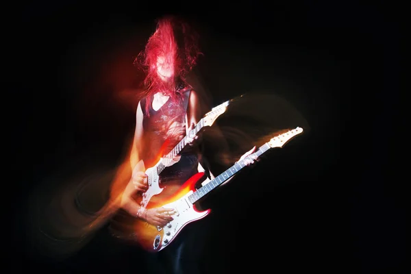 Рыжая девушка гитаристка — стоковое фото