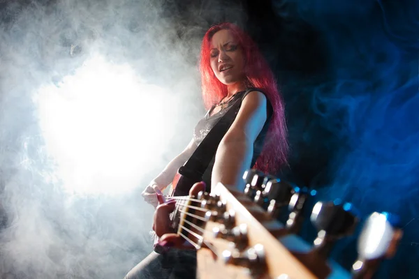 Red-haired girl the guitarist — Stock Photo, Image