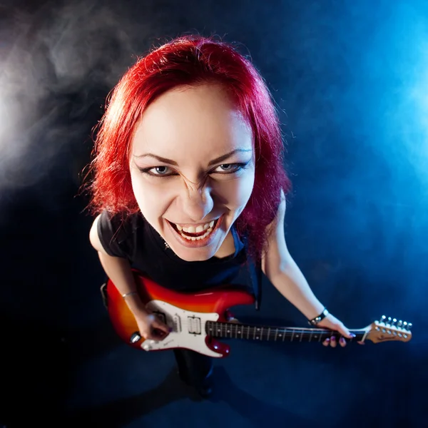 Ragazza dai capelli rossi il chitarrista — Foto Stock