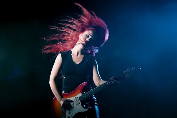 Roodharige meisje de gitarist — Stockfoto