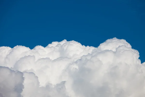 白色蓬松的云 — 图库照片