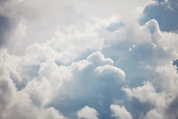 Nubes blancas esponjosas — Foto de Stock