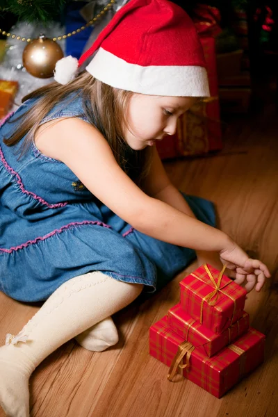 Девушка ждет подарков — стоковое фото