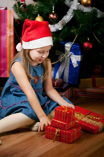 Девушка ждет подарков — стоковое фото