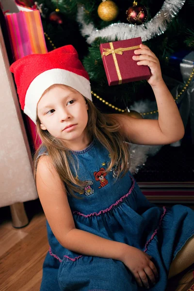 Mädchen wartet auf Geschenke — Stockfoto