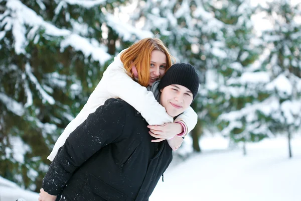 Guy și fata se bucură de plimbare de iarnă — Fotografie, imagine de stoc